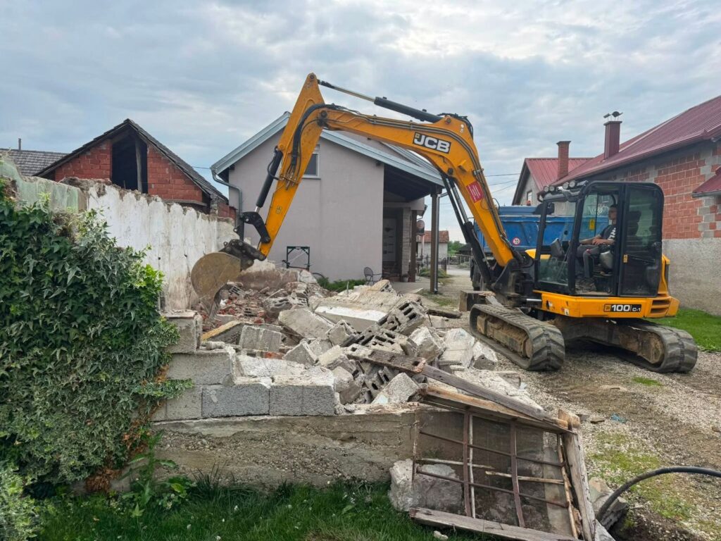 Rušenje objekta građevinskim strojem