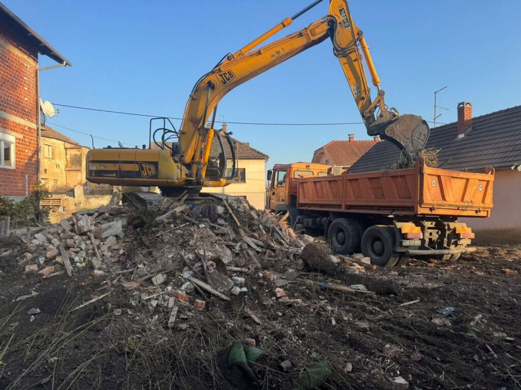 Rušenje i sanacija objekta strojem
